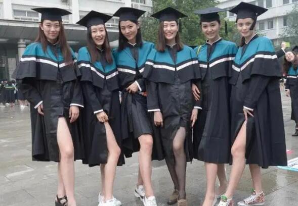 學(xué)士服怎么穿 學(xué)士服怎么穿